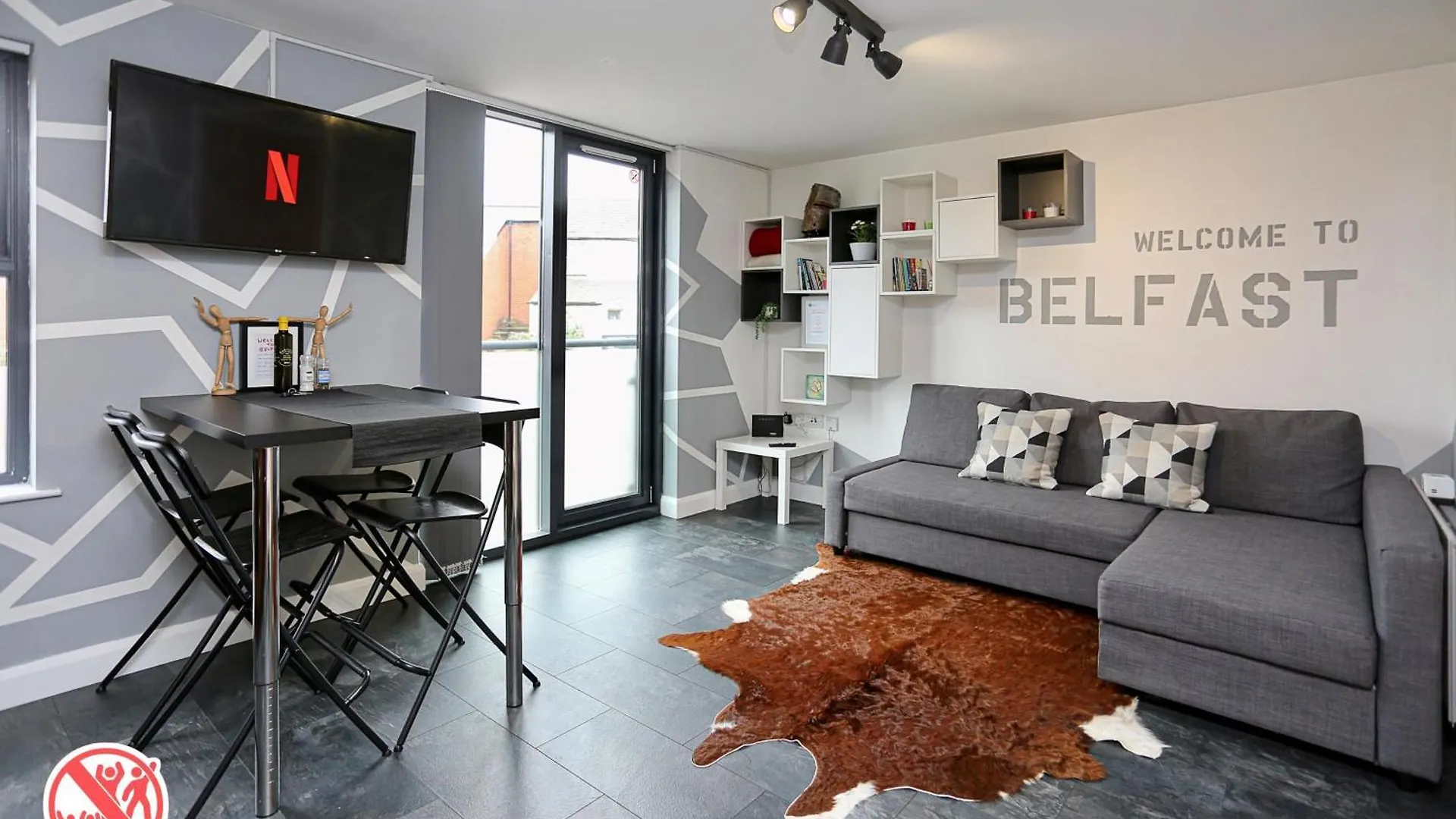 Neat City Apartment - Secure Parking - Wifi - Sleeps 4 - No Parties Μπέλφαστ